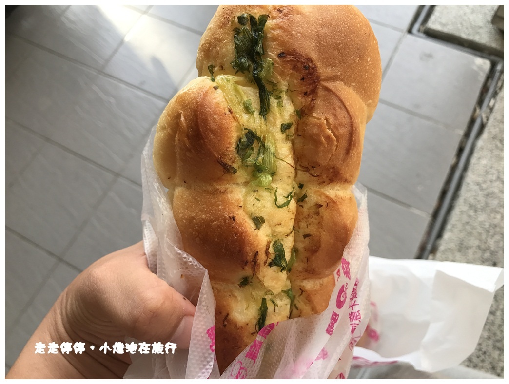 純發麵包｜高雄好吃麵包店 內行人的老滋味-蔥仔胖蔥麵包，30年不變讓旅外國人唯一思念的香濃滋味～一吃會上癮不起眼蔥麵包～