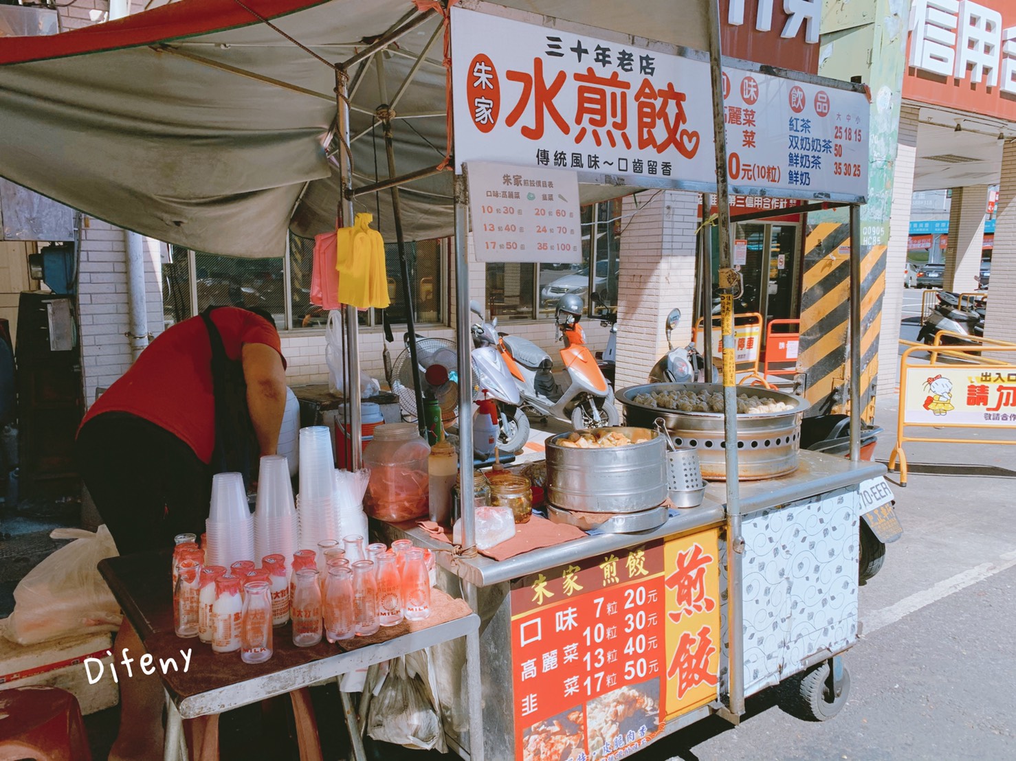 朱家水煎餃｜高雄忠孝夜市超好吃3元一口煎餃，韭菜、高麗菜口味～鮮奶茶必喝～