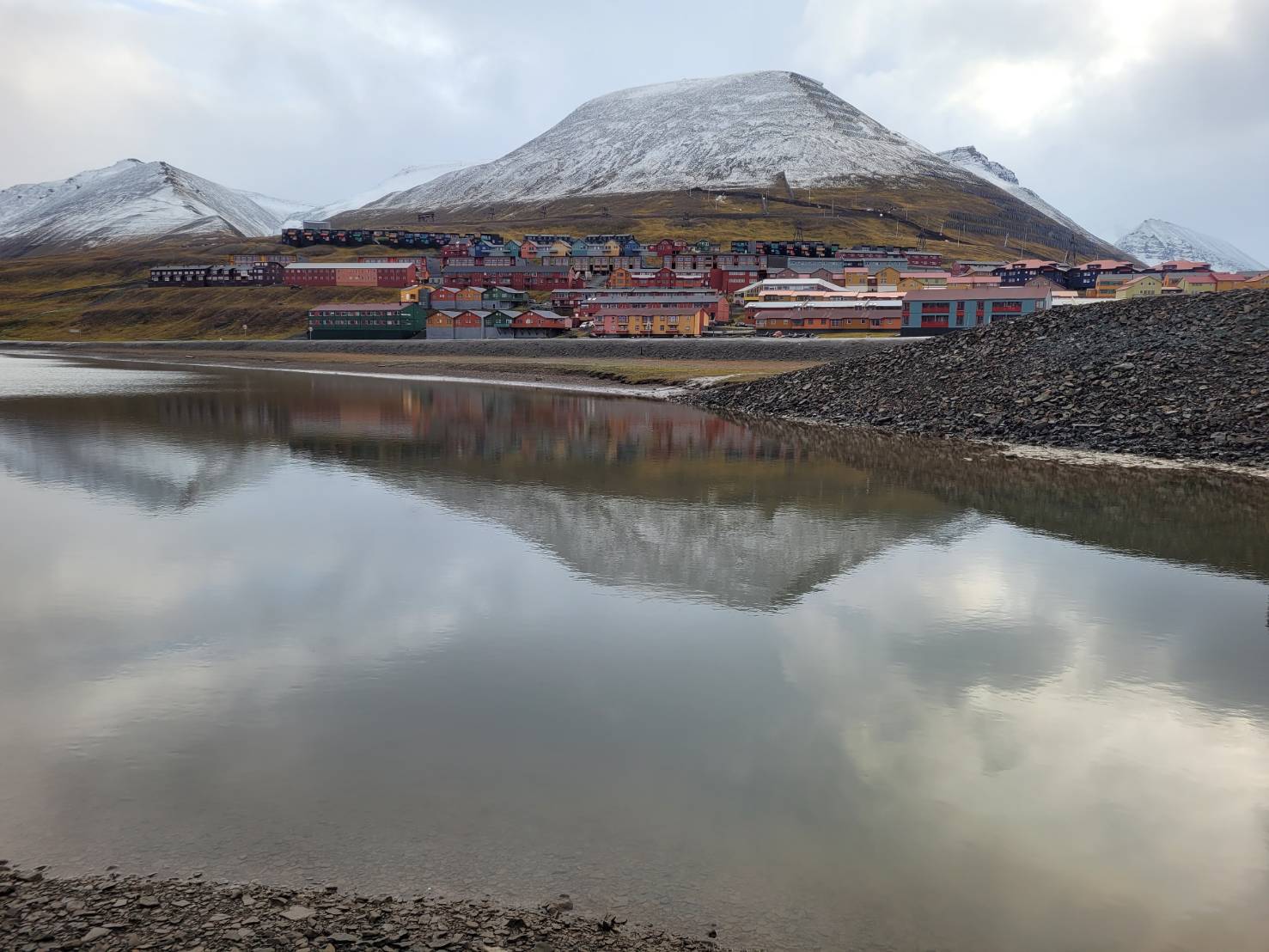 跨越50緯度的旅行｜Day4 在朗伊爾城散步、下雪、河邊、longyearbyen真的該來一趟，超酷超方便