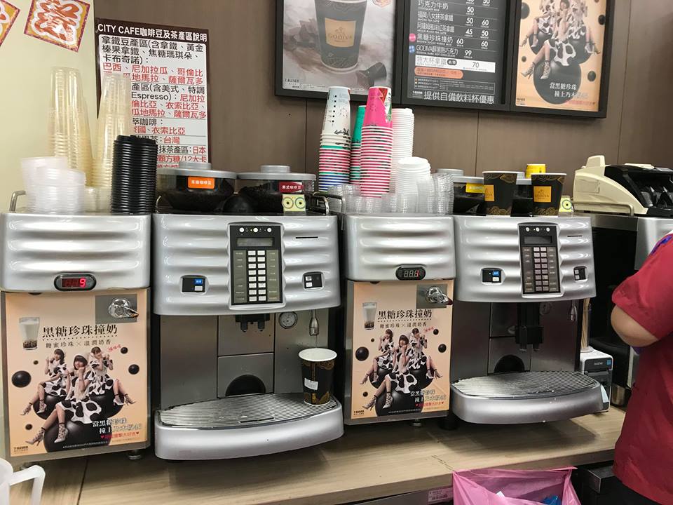 7-11 godiva醇黑經典巧克力，12/5經典上市，單杯送超值專屬杯袋，99元～