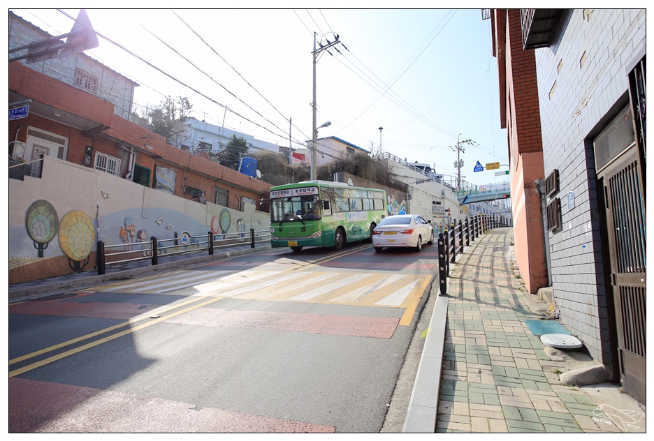 釜山超人氣景點|甘川洞文化村Gamcheon culture village。走一趟藝術村、來一趟與自己的浪漫旅行～完整走跳攻略～